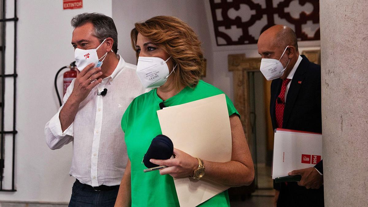 Los candidatos Juan Espadas, Susana Díaz y Luis Ángel Hierro se disponen, el pasado martes, a iniciar el debate en la sede regional del PSOE.