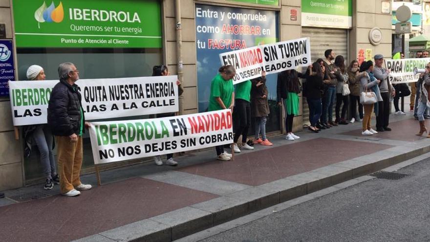 Protestas de empleados de subcontratas de Iberdrola en Elche