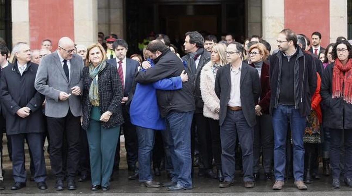 El líder d’ERC, Oriol Junqueras, s’abraça amb la portaveu del partit, Anna Simó, durant el minut de silenci per les víctimes de l’accident aeri al Parlament.