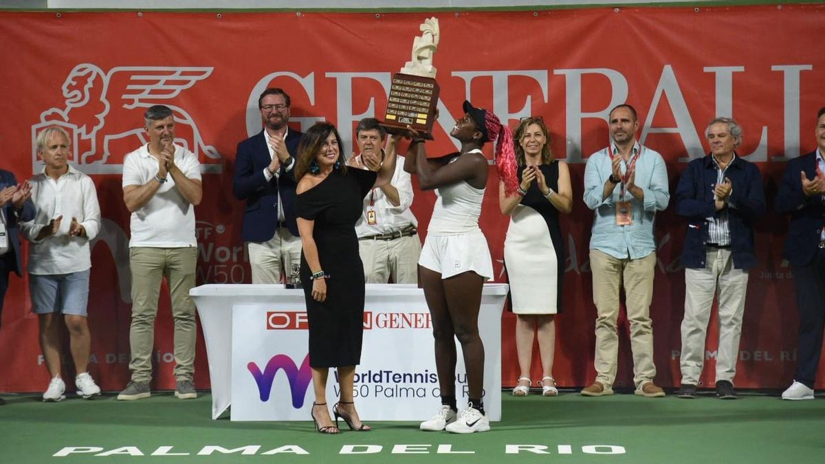 La alcaldesa de Palma del Río, Matilde Esteo, entrega a Clervie Ngounoue el trofeo de ganadora del Open Generali Ciudad de Palma del Río.