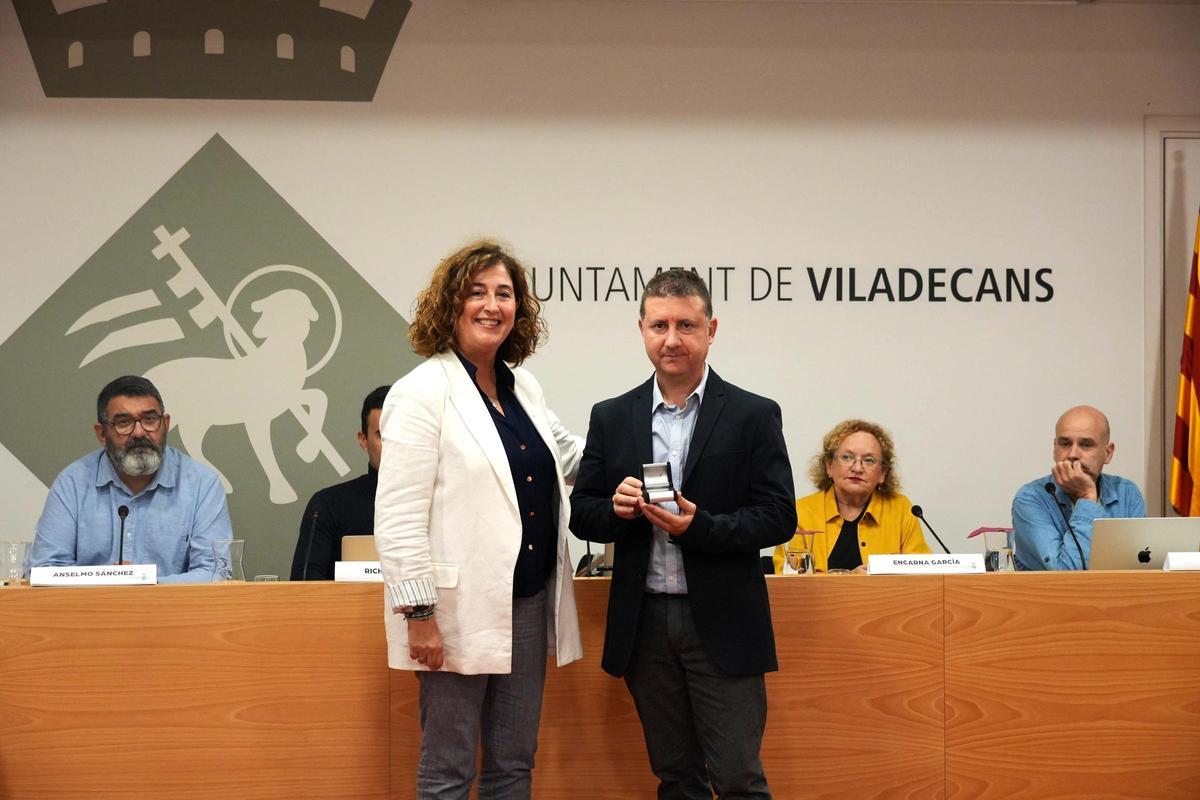 La alcaldesa de Viladecans, Olga Morales, junto al nuevo concejal del PSC Vicente Andreu.