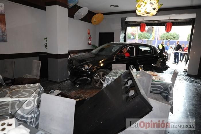 Un coche se estrella contra un restaurante