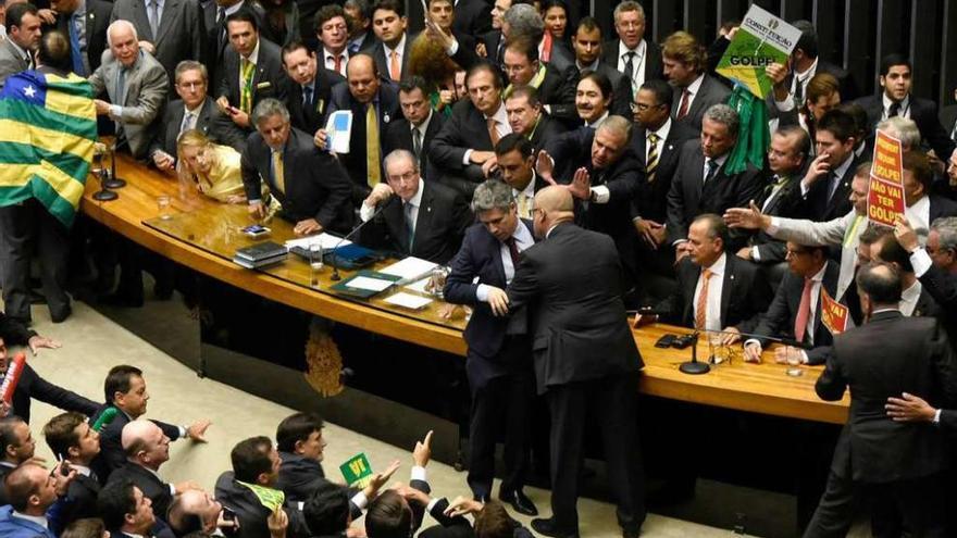 Dos diputados discuten en el Parlamento antes de la votación sobre el juicio político a Rousseff. // Efe