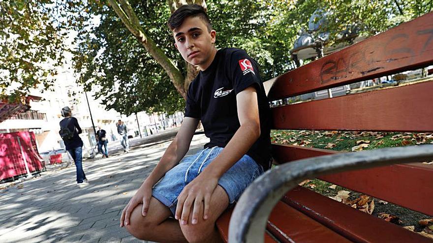 El joven piloto Asier García, en el parque del Muelle. | Mara Villamuza