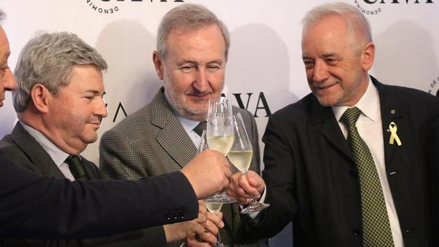 zentauroepp42774181 pla mig d un brindis entre el director general d ind stria a180404163208