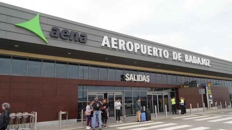 Mantener los vuelos de Badajoz a Madrid y Barcelona costará un 23% más por el alza del combustible