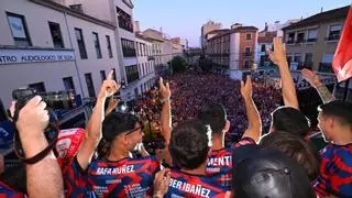 Elda se tiñe de azulgrana para homenajear a su Deportivo: "¡A Segunda, oé!”