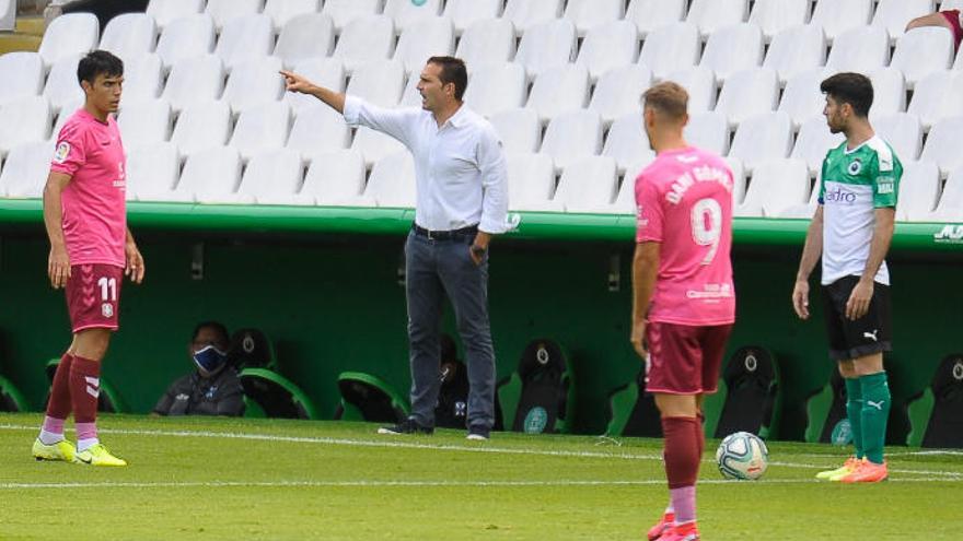 Baraja, dando instrucciones durante el encuentro de ayer.