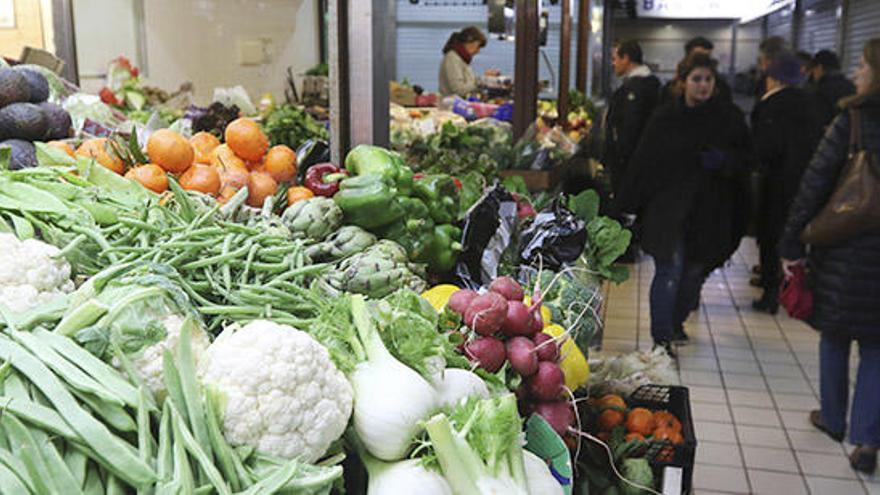 Verduras y hortalizas en un puesto del Mercat Nou de Ibiza.