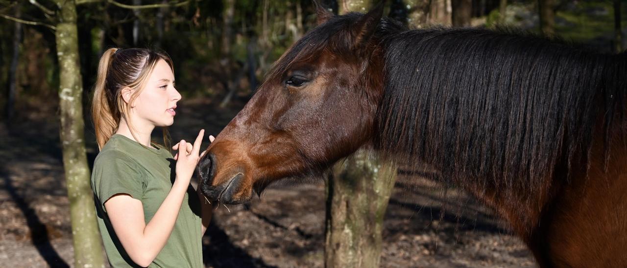 Aldara Urones se comunica con un caballo en &quot;A Granxa de Fina&quot;.