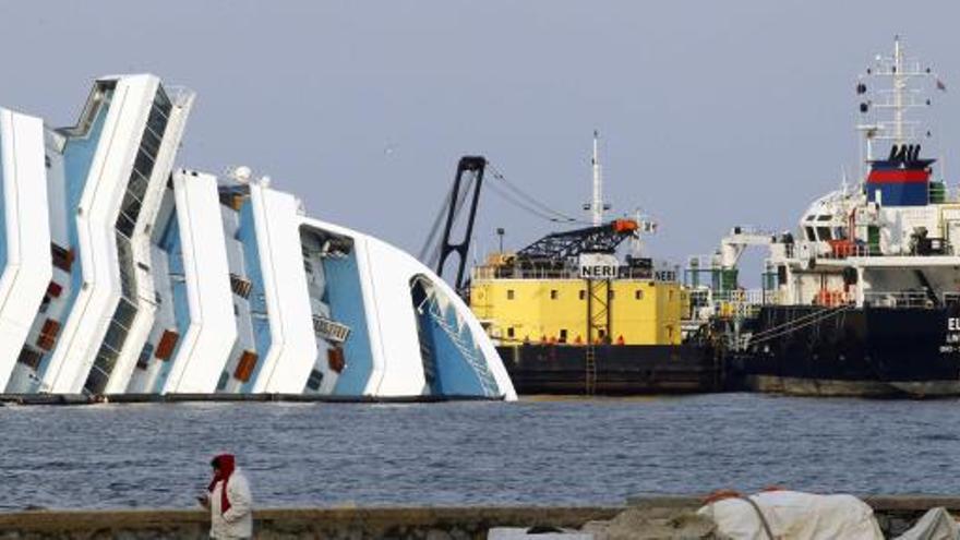 Empiezan a extraer el carburante del Concordia