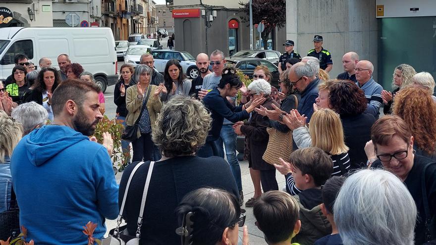 Aplaudiments després del minut de silenci en record dels veïns de Sant Fruitós de Bages que diumenge van perdre la vida en un accident de quad