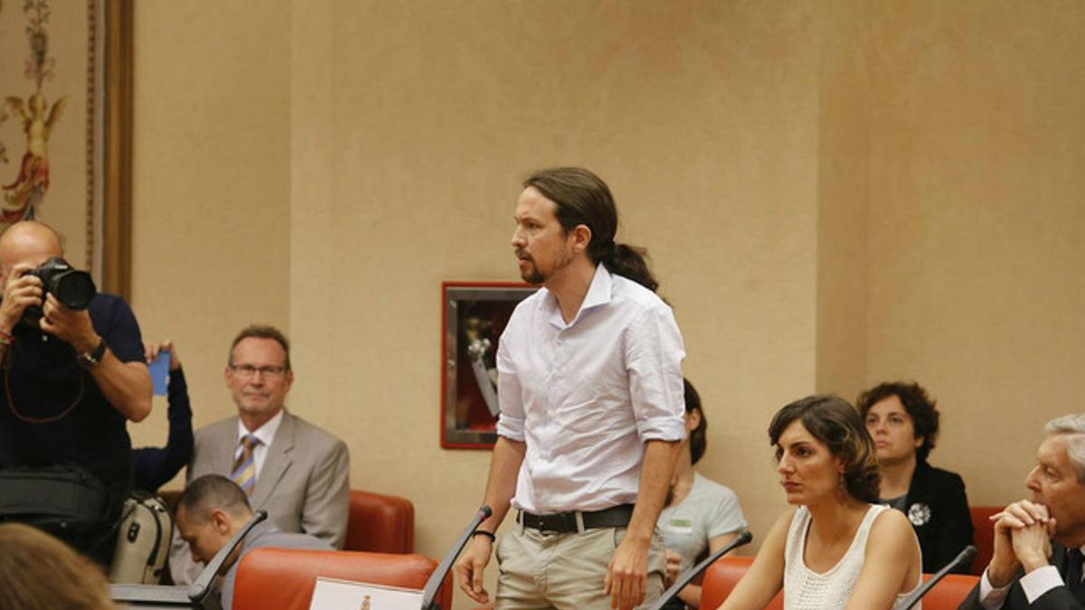 Pablo Iglesias, junto a los también eurodiputados de Podemos Dolores Sánchez y Carlos Jiménez Villarejo, promete la Constitución.