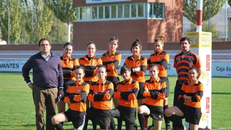 Formación del equipo femenino del Zamora Rugby Club.