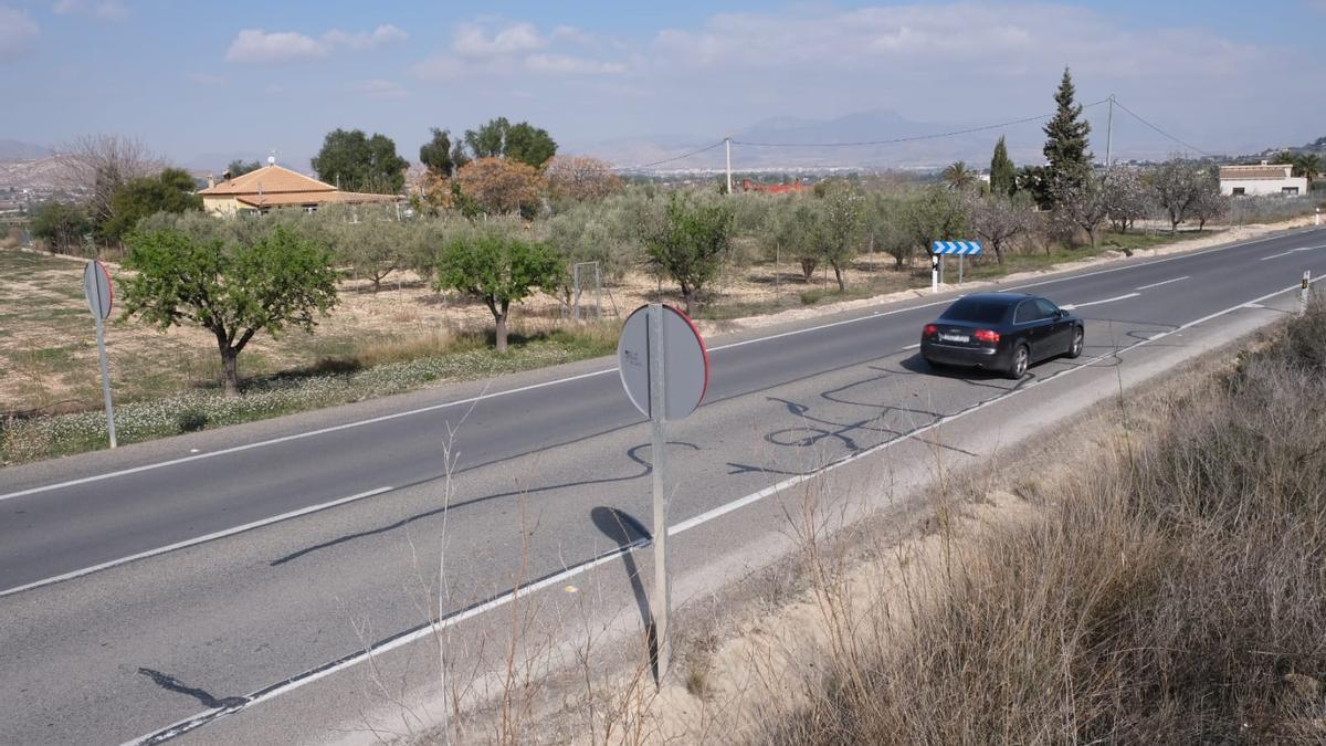 La pareja compró una casa de campo con piscina y almacén en la carretera de Aspe a Crevillent.