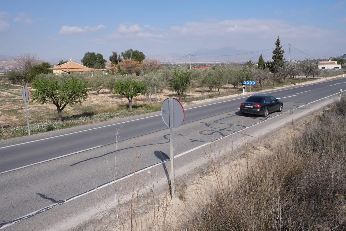 La pareja compró una casa de campo con piscina y almacén en la carretera de Aspe a Crevillent.