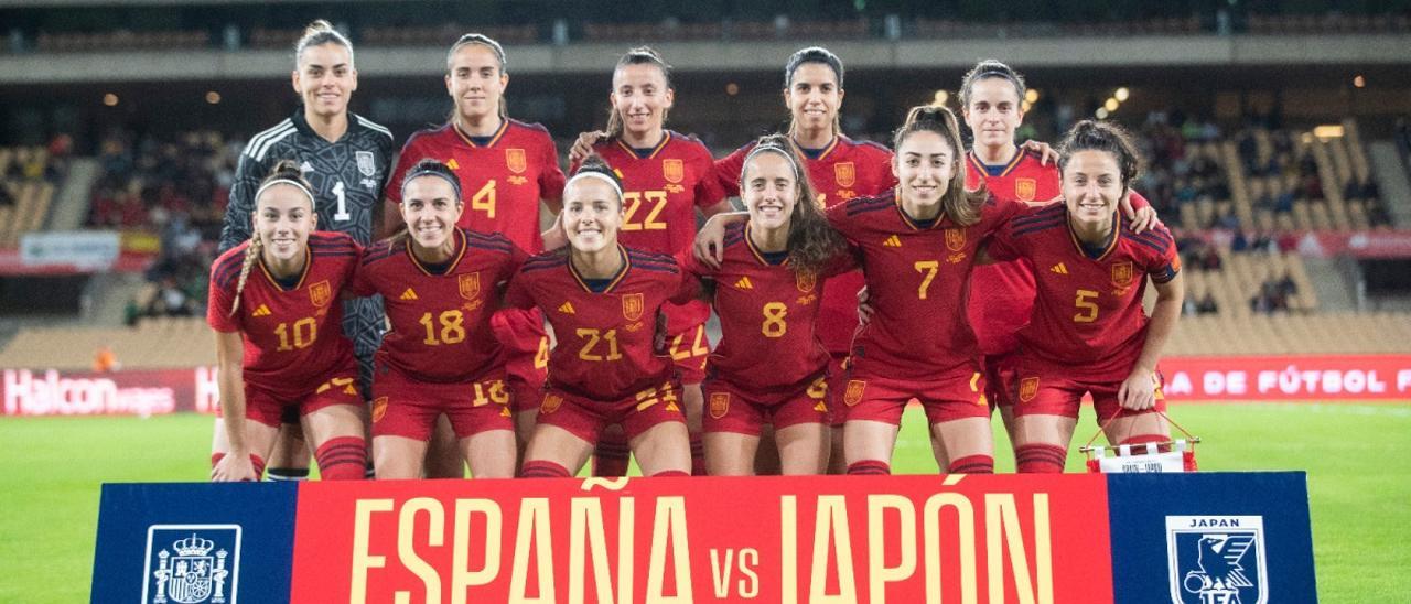 Rocío Gálvez, la segunda por la izquierda de pie, con la selección española que se enfrentó a Japón