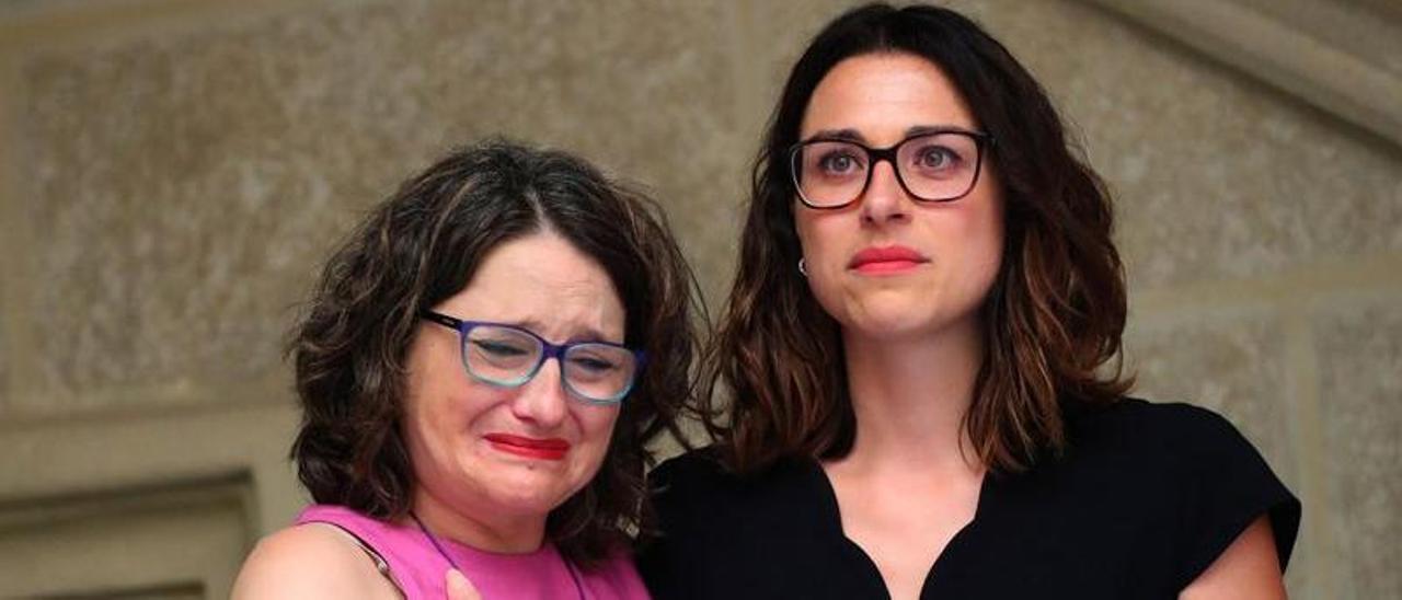 Mónica Oltra y Aitana Mas durante el traspaso de cartera.