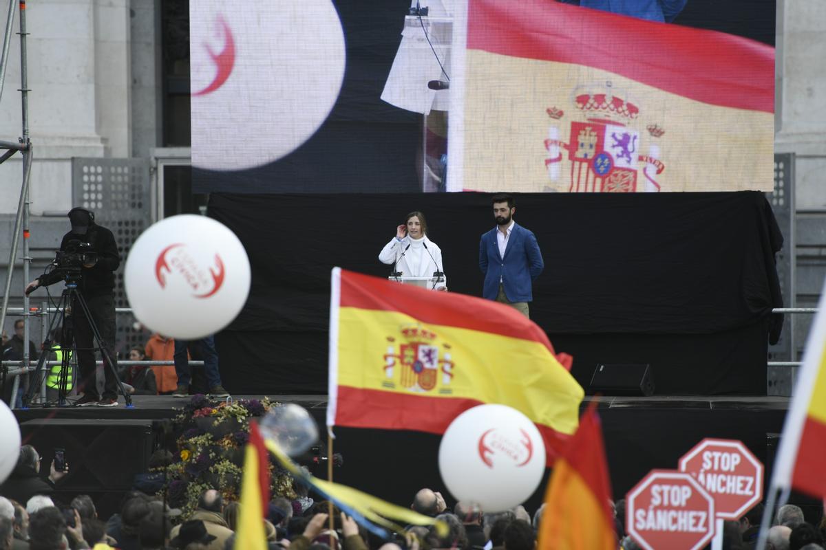 MADRID, 21/01/2023.- Dos representantes de las plataformas convocantes, Júlia Calvet y Nacho Trillo, intervienen en la concentración que ha tenido lugar este sábado en la plaza de Cibeles para protestar contra el Gobierno de Pedro Sánchez y en defensa de la Constitución. EFE/Víctor Lerena