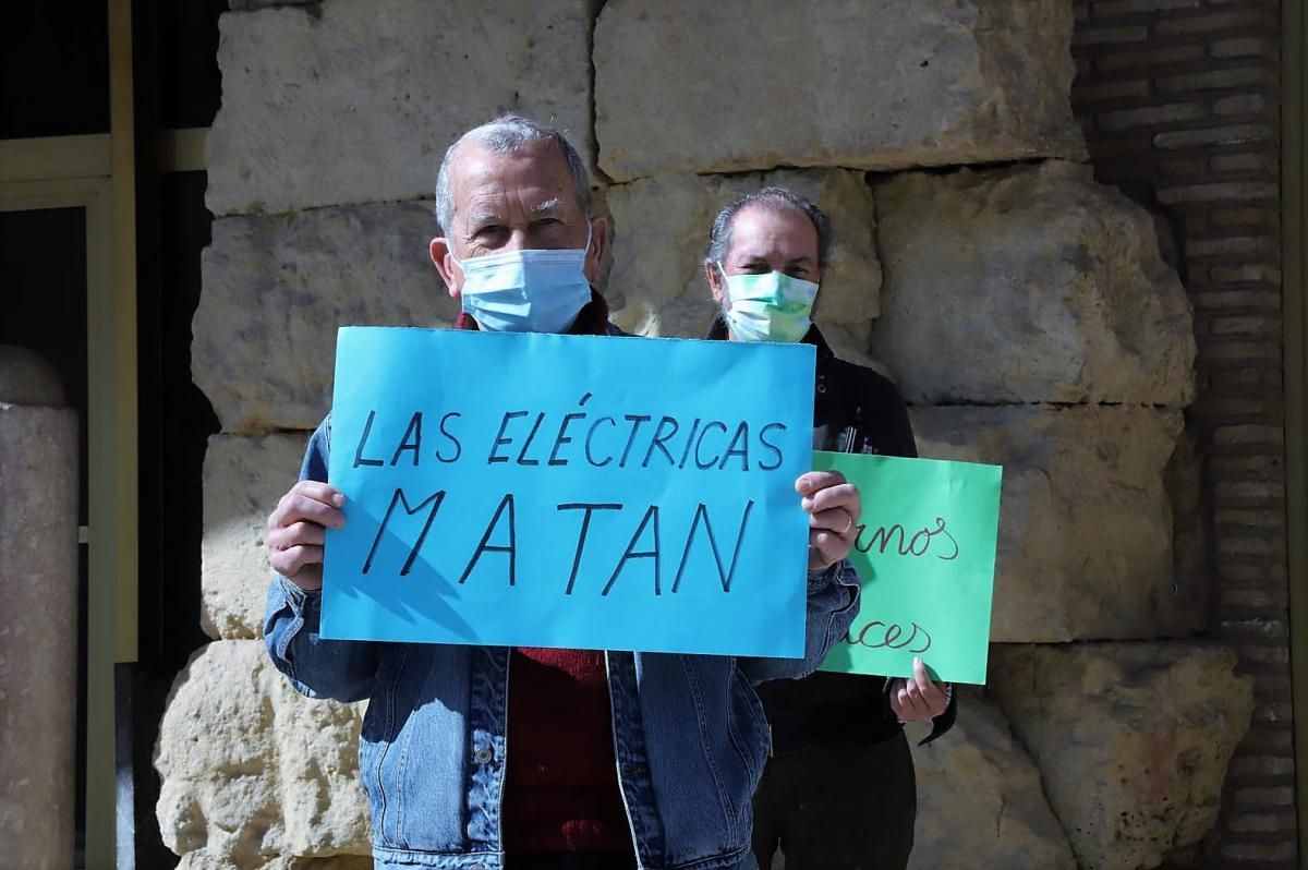 Las imágenes del pleno municipal y las protesta a la puerta del Ayuntamiento