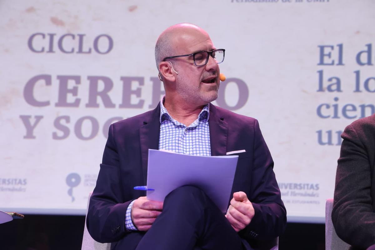 El profesor de Periodismo de la UMH Jesús Mula, moderador de la mesa redonda