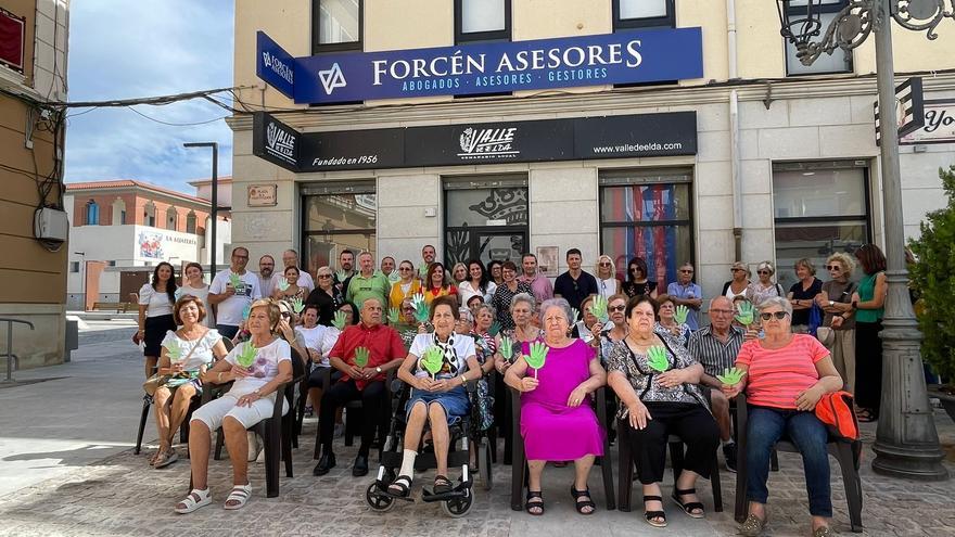 Elda coloca una pancarta en el balcón del Ayuntamiento con motivo del Día Mundial del Alzheimer