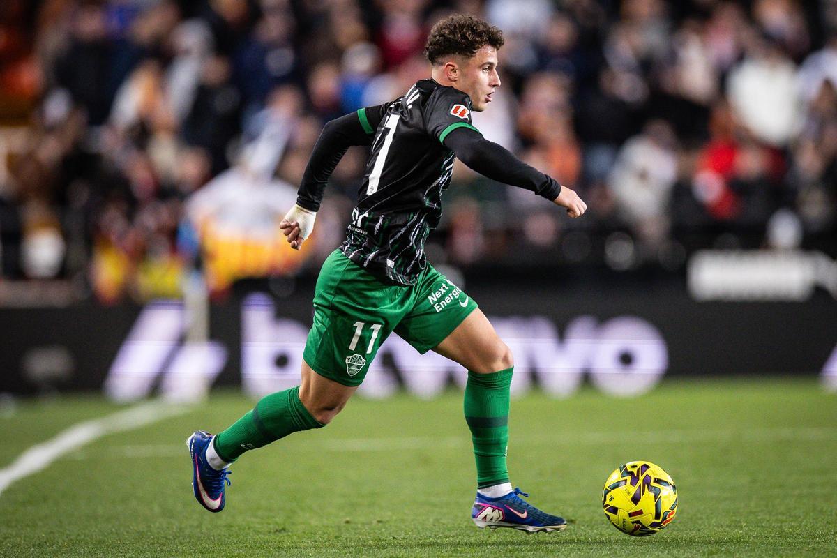 Germán Valera conduce el balón en Mestalla.