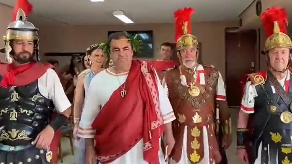 Un alcalde de un pueblo de Palencia ha votado vestido de emperador romano