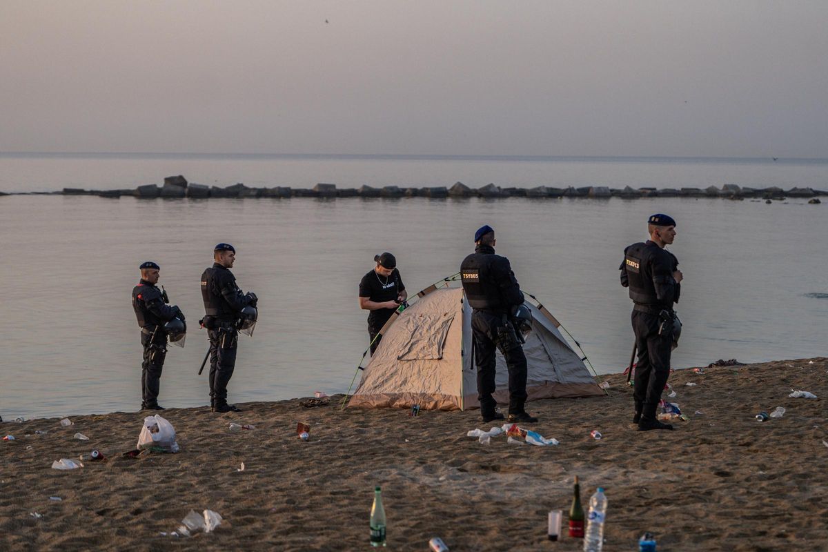 Limpieza de las playas de Barcelona tras la verbena de Sant Joan 2025