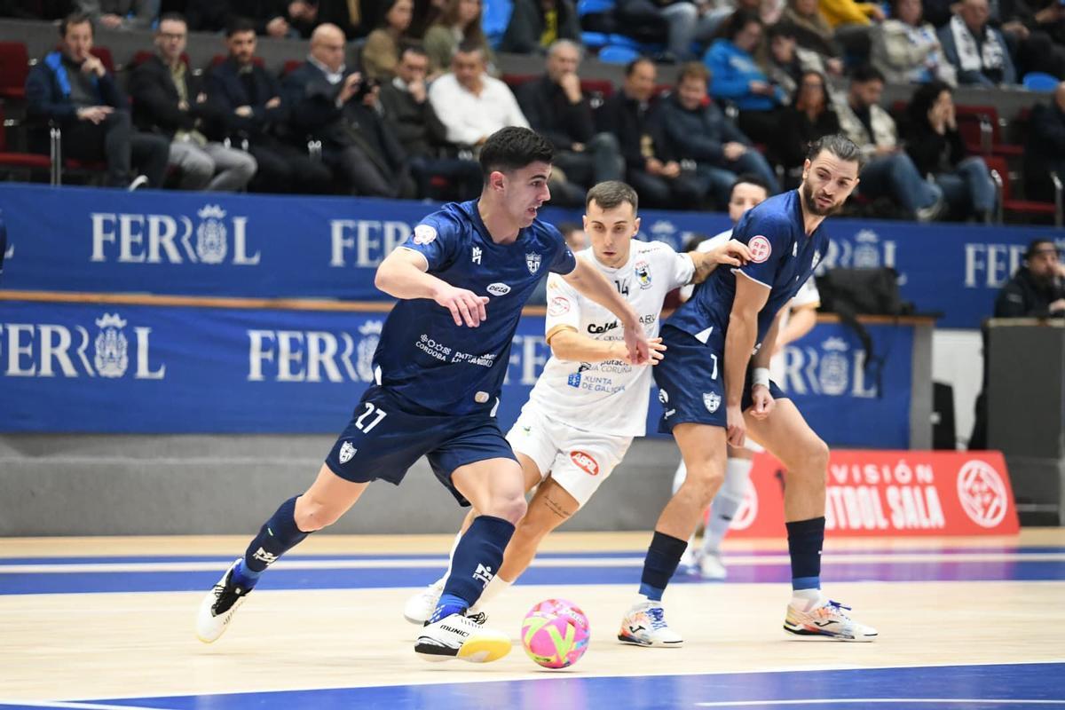 Carlos Gómez intenta superar a Turbi.