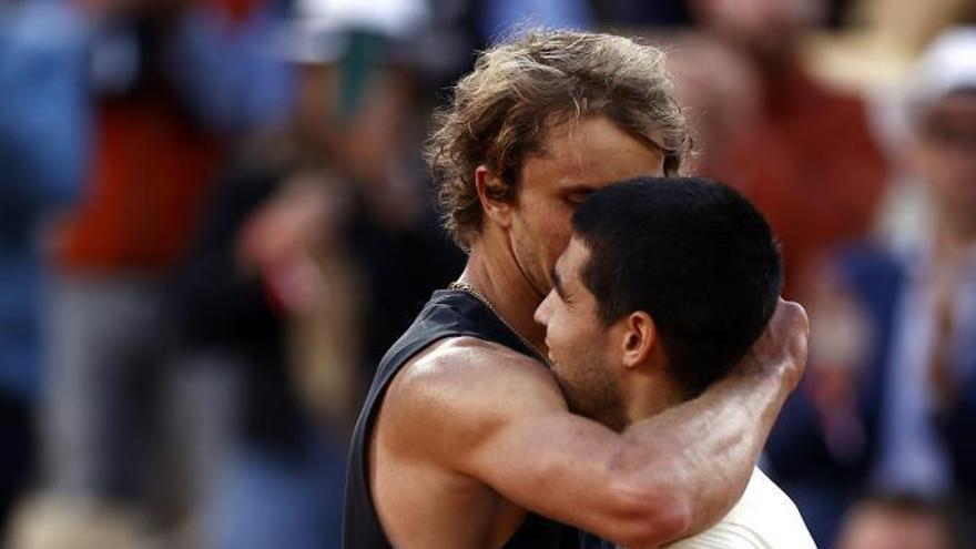 Carlos Alcaraz dice adiós a Roland Garros con el corazón del público de París en sus manos