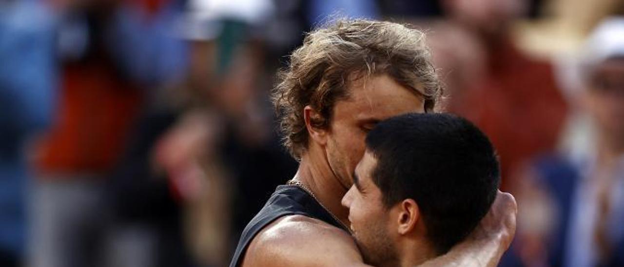 Carlos Alcaraz se abraza a Zverev al final del partido de cuartos de final. | EFE/YOAN VALAT