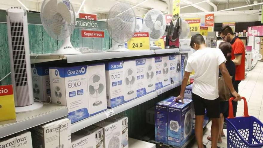 Una familia comprando ayer un ventilador en el Carrefour del Centro Comercial Travesía de Vigo. // Alba Villar