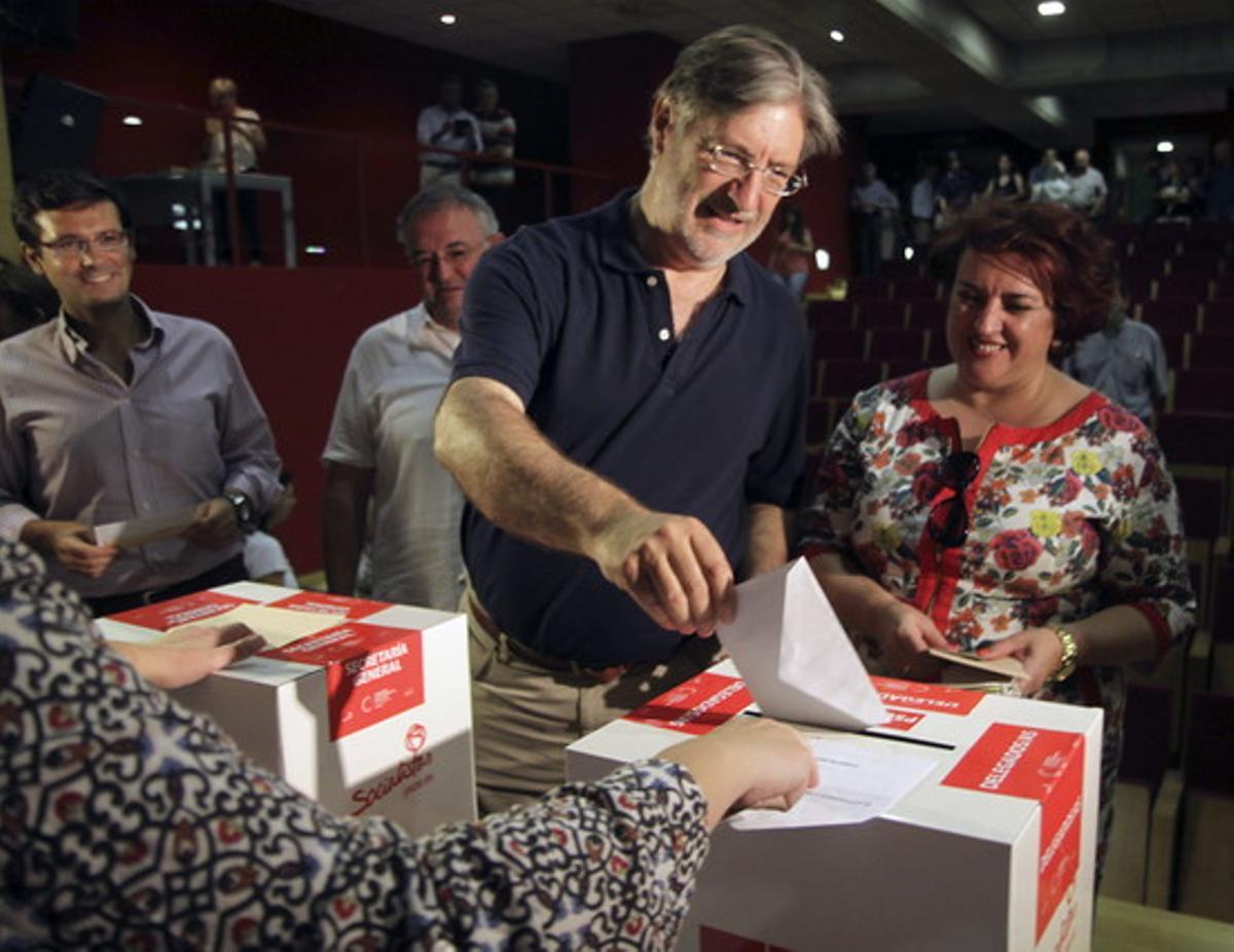 José Antonio Pérez Tapia s’ha mostrat optimista amb els seus resultats, aquest matí, a l’anar a votar al centre de Granada.