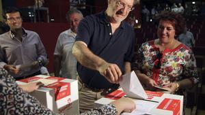 José Antonio Pérez Tapia votando en las primarias socialistas del 2014 en el centro de Granada.