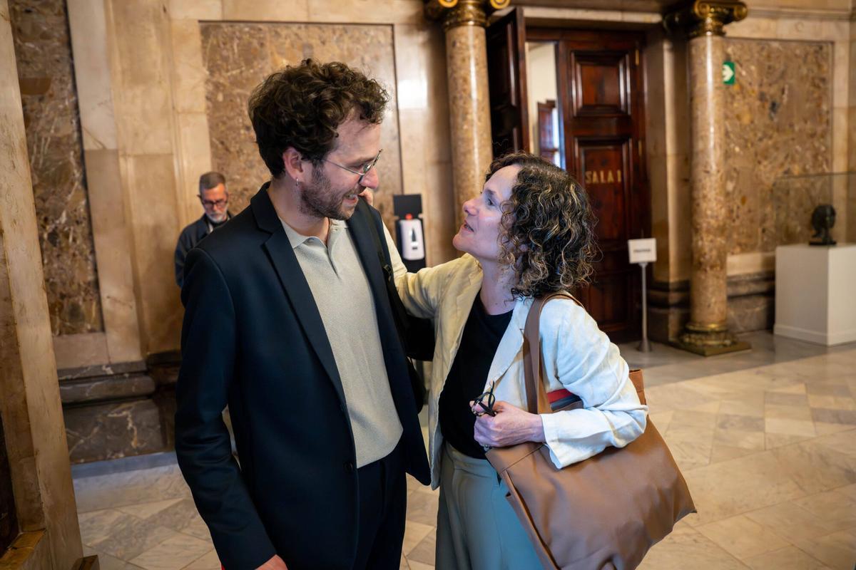 La 'consellera' de Cultura, Sònia Hernández, y el director de la Filmoteca, Pablo La Parra, en los pasillos del Parlament tras la aprobación de la ley