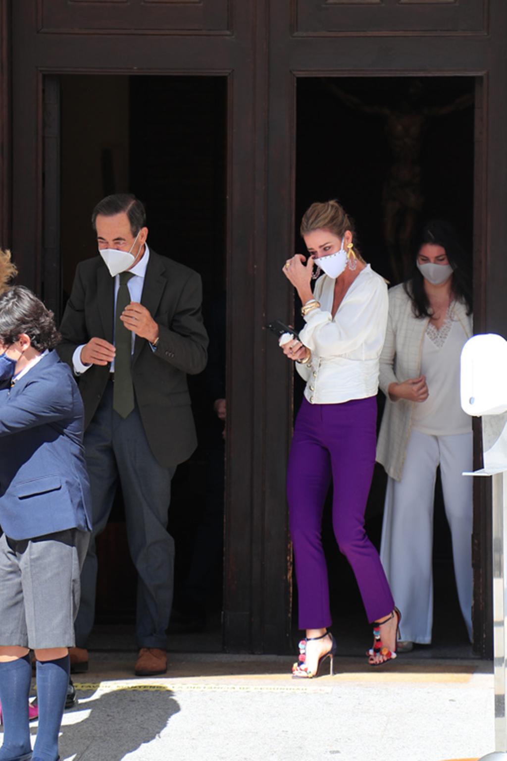 Amelia Bono emocionada saliendo de la iglesia tras la ceremonia.