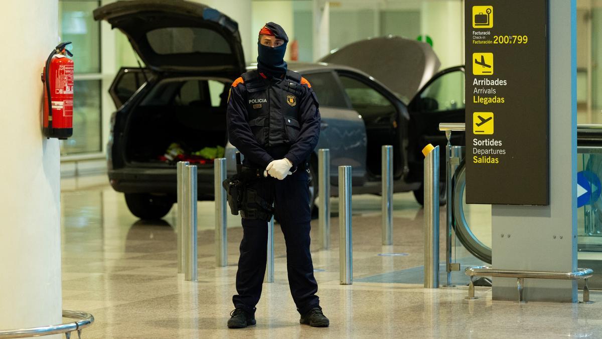 Imagen de un agente de los Mossos en el aeropuerto de El Prat.