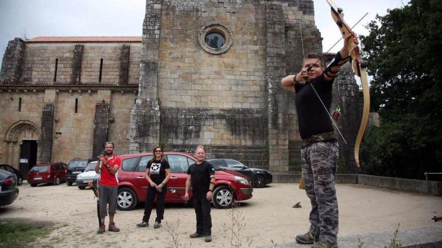 Las frecuentes pruebas de tiro con arco también atraen visitantes al monasterio. // Bernabé/Luismy