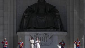 El papa Francisco, durante la ceremonia de bienvenida a Mongolia con el presidente del país, Ukhnaagiin Khurelsukh.   