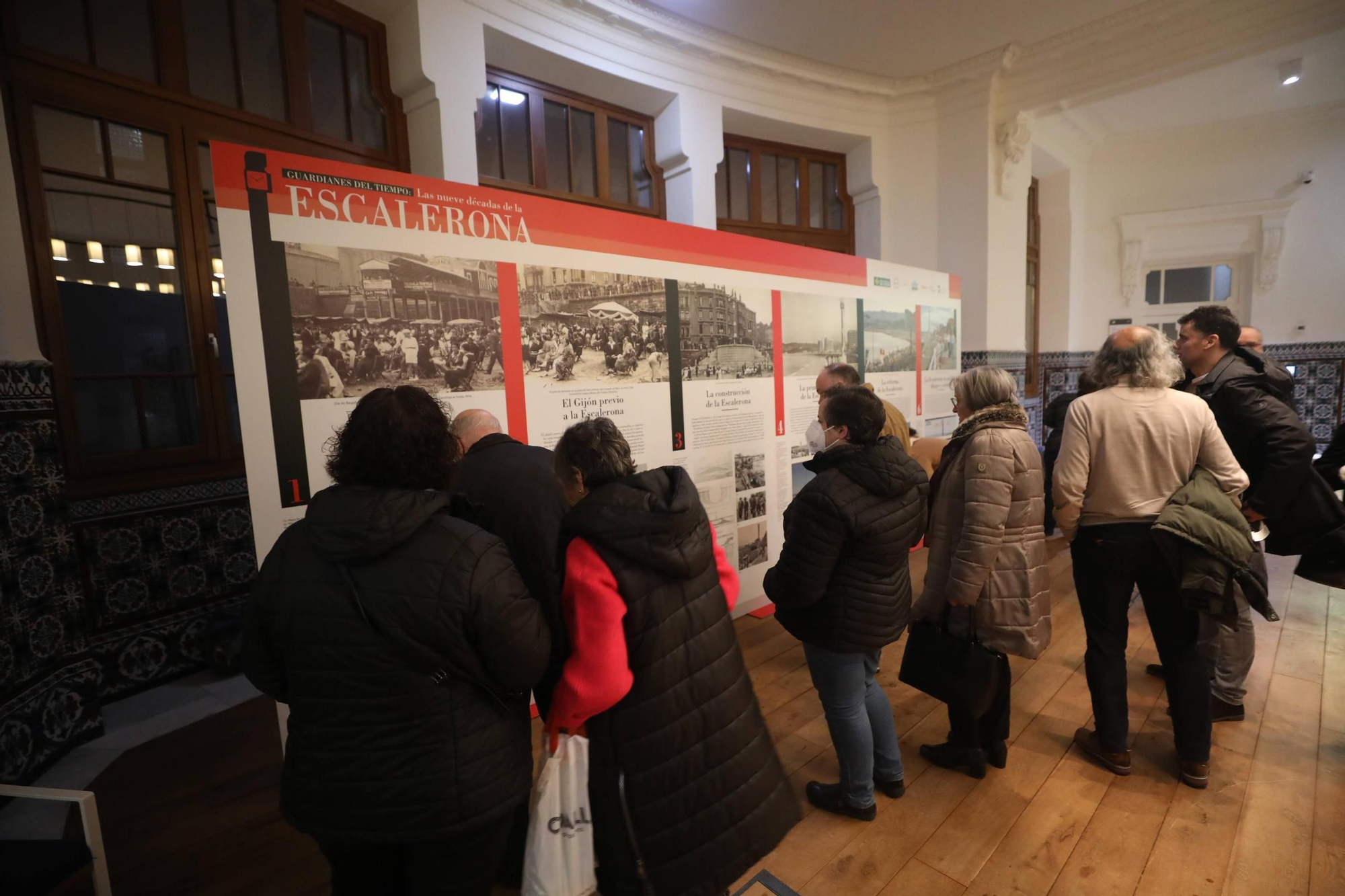 Visitantes en la exposición "Guardianes del tiempo" organizada por LA NUEVA ESPAÑA