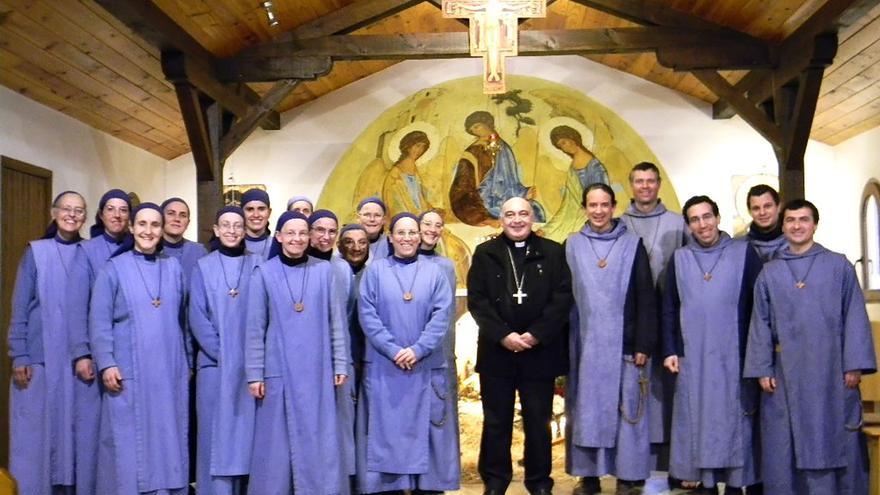 El arzobispo Benavent regresa al monasterio que ayudó a levantar en Navalón