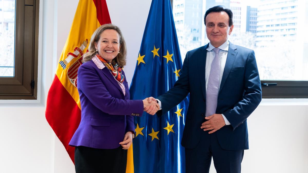 La vicepresidenta primera y ministra de Asuntos Económicos y Transformación Digital, Nadia Calviño; con el presidente mundial de AstraZeneca, Pascal Soriot.