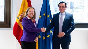 Archivo - La vicepresidenta primera y ministra de Asuntos Económicos y Transformación Digital, Nadia Calviño; con el presidente mundial de AstraZeneca, Pascal Soriot