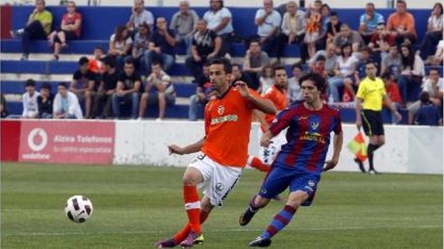 el alzira tutea al valencia, El Valencia despidió la campaña con una victoria (0-1) en Alzira con gol de Mathieu. Los alziristas trataron de ganar desde el primer momento mientras que los valencianistas no forzaron. Emery dispuso dos onces en los que echó mano del juvenil. El local Edu Silva y Soldado enviaron sendos balones al travesaño. Informa David Chordà.