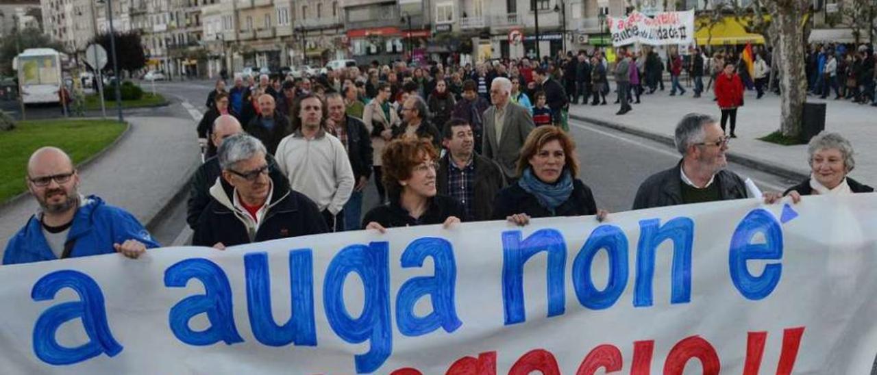 Ediles ahora en el gobierno, en la cabeza de la manifestación contra la subida de tarifas del agua. // G.N.