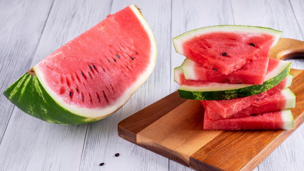 La coneguda com a dieta de la síndria s’ha fet viral perquè proposa una pauta molt fàcil d’entendre: alimentar-se només de síndria durant un període que pot anar de dos a set dies.  A primera vista pot semblar una opció refrescant i fins i tot saludable, però aquest canvi tan brusc en la manera de menjar té conseqüències clares sobre el cos.  La pèrdua de pes és ràpida, però enganyosa  Un dels efectes més visibles d’aquesta dieta és que la persona perd pes amb facilitat en pocs dies. Això passa, sobretot, perquè es perden líquids i es deixen de consumir molts altres aliments més calòrics o processats.  Ara bé, aquesta baixada de pes no vol dir necessàriament que s’estigui aprimant de manera saludable. En molts casos, la reducció és temporal i no respon a una pèrdua real de greix corporal.  No aporta tots els nutrients que el cos necessita  Tot i que la síndria és una fruita saludable, hidratant i lleugera, no pot cobrir per si sola totes les necessitats nutricionals del cos.  Seguir aquesta dieta durant diversos dies pot comportar manca de proteïnes, greixos saludables i altres nutrients essencials per mantenir un organisme equilibrat.  Fatiga, menys múscul i canvis d’humor  A causa d’aquest dèficit nutricional, les persones que segueixen aquesta pauta poden notar cansament, pèrdua de massa muscular i fins i tot alteracions en l’estat d’ànim.  Això passa perquè el cos deixa de rebre elements bàsics per funcionar bé i es veu obligat a compensar aquesta mancança com pot.  També pot afectar la digestió  Els riscos no s’acaben aquí. Un consum exclusiu i continuat de síndria també pot acabar generant molèsties digestives i tenir un impacte negatiu sobre alguns òrgans si la situació s’allarga.  Per això, tot i que pugui semblar una solució ràpida o una mena de depuració, els efectes sobre la salut poden ser molt menys beneficiosos del que sembla.  Un fals atall  En resum, la dieta de la síndria pot semblar una manera fàcil de perdre pes, però no és una opció saludable ni sostenible. El resultat acostuma a ser temporal, mentre que el cost per al cos pot ser molt més alt del que aparenta.  En alimentació, allò que sembla sa a primera vista no sempre ho és quan s’analitza de prop.