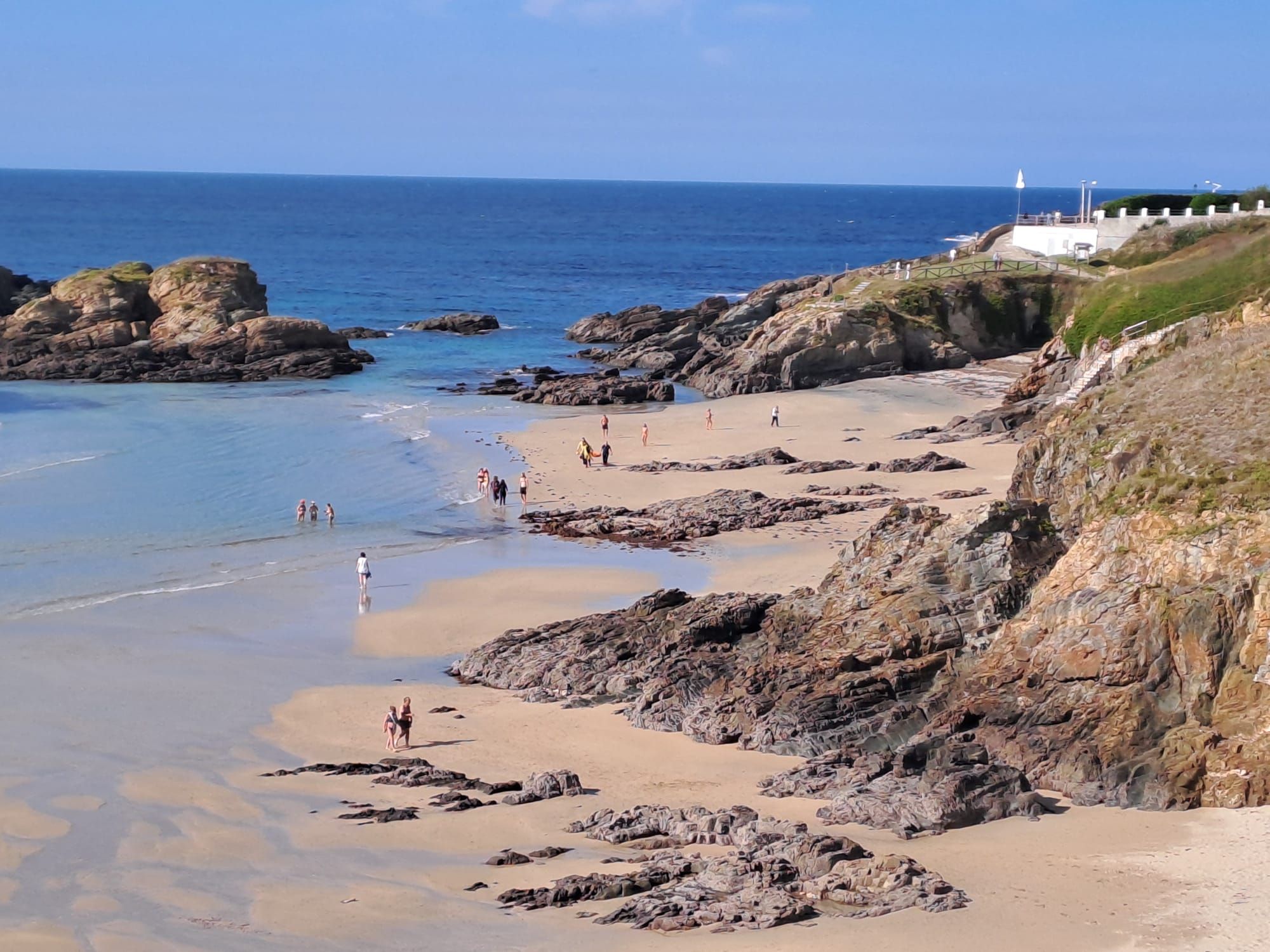 En imágenes: El helicóptero del 112 rescata a un hombre en la playa de Tapia