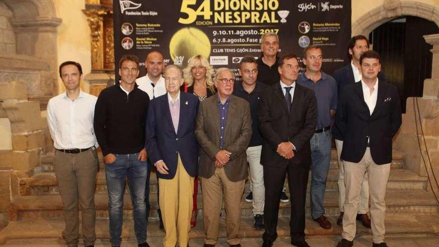 Participantes en la presentación del torneo, con Tommy Robredo, segundo por la izquierda, en primera fila, ante uno de los carteles anunciadores de la competición.