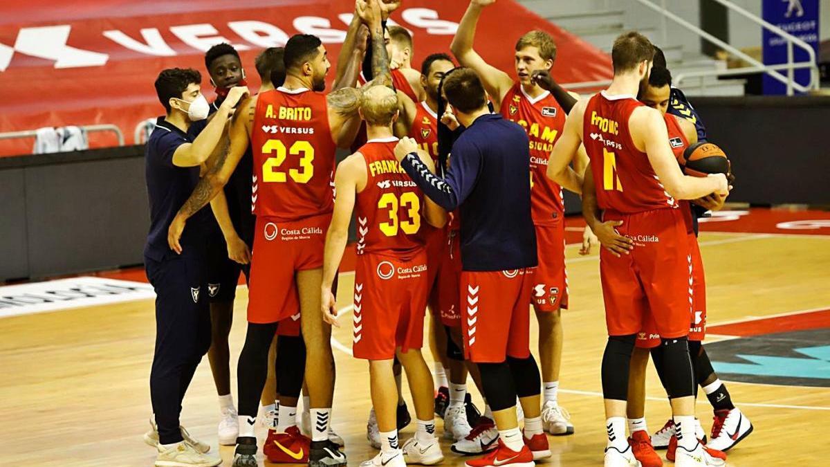 Los jugadores del UCAM celebrando una victoria en el Palacio esta temporada.